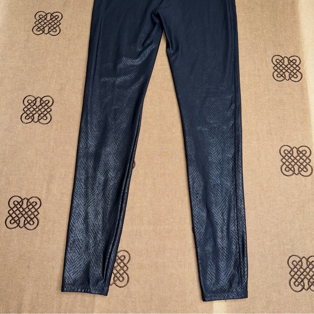 SPANX Faux Leather Croc Legging In Metallic Black Size L
In Excellent Condition - Picture 10 of 15